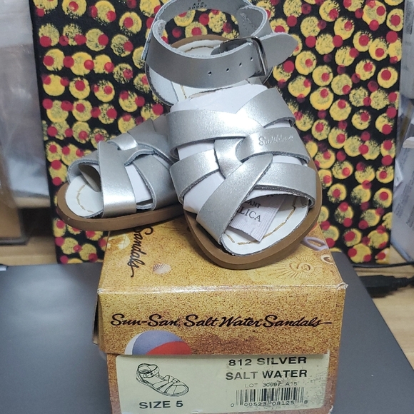 Salt Water Sandals by Hoy Silver Sandals Comfortable Stylish - Picture 1 of 7